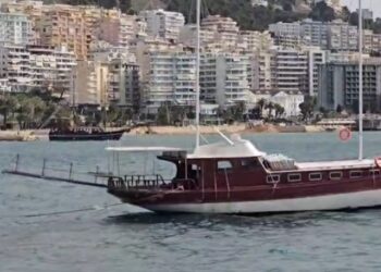 Mot i përkeqësuar, pezullohet lundrimi për mjetet e vogla në Sarandë, Ksamil dhe Borsh