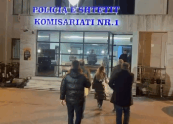 Mbi 40 të shoqëruar pas protestës, deputetët e PD-së shkojnë te Komisariati Nr. 1
