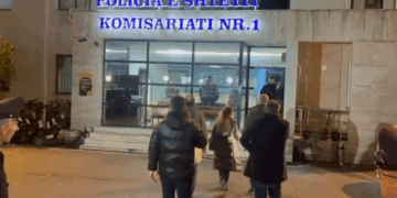 Mbi 40 të shoqëruar pas protestës, deputetët e PD-së shkojnë te Komisariati Nr. 1