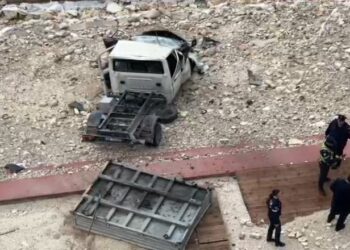 Vlorë/ Kamioni del nga rruga dhe përfundon në zonën e plazhit, shoferi në gjendje të rëndë