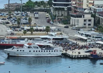 Kushtet e këqija atmosferike në vend, Kapiteneria e Portit të Sarandës njofton ndalimin e daljeve në det për ditën e sotme