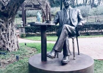 Gjeniu i adhuruar dhe i keqkuptuar që foli me gjuhën e njerëzimit…