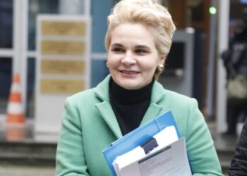 Kryemadhi merr dosjen në GJKKO: Mbi 40 faqe janë shkrime gazetash. As në diktaturë nuk…