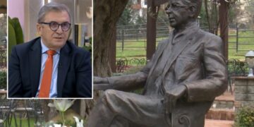 Debati me Bujar Hudhrin për monumentin e Kadaresë, Brataj: Botuesi aty ishte, pse nuk foli?