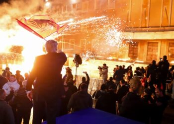 Bilanci i protestës: Katër deputetë të PD-së nën hetim, 8 të mitur të ndaluar dhe 19 efektivë të plagosur