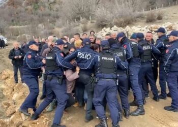 VIDEO/ Banorët e Rrjollit përplasen fizikisht me policinë, godasin me gurë fadromat