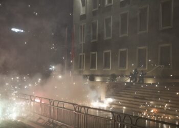 Protestuesit hodhën molotovë drejt Kryeministrisë dhe Kuvendit, shoqërohen në polici 25 persona