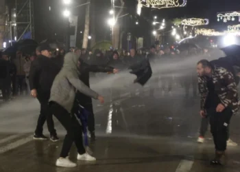 U shpërndanë me ujë nga policia, protestuesit lënë Kryeministrinë dhe mbërrijnë te Parlamenti