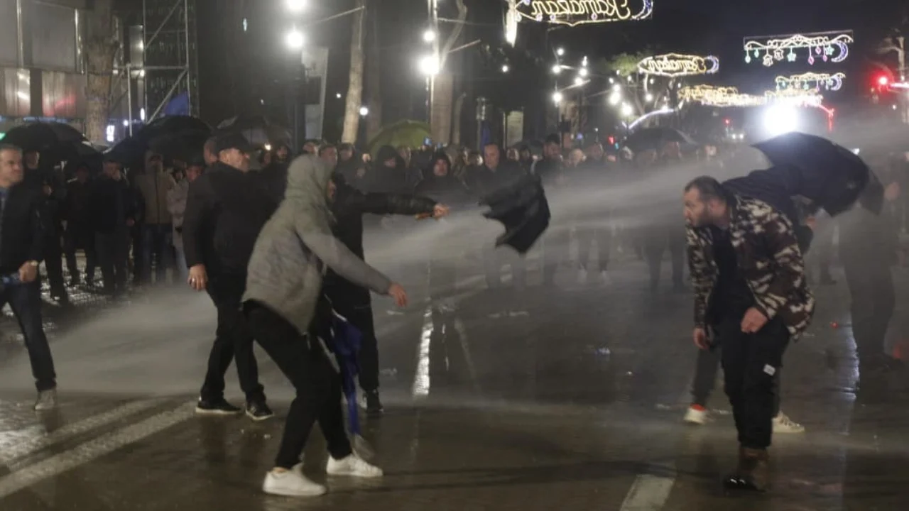 U shpërndanë me ujë nga policia  protestuesit lënë Kryeministrinë dhe mbërrijnë te Parlamenti