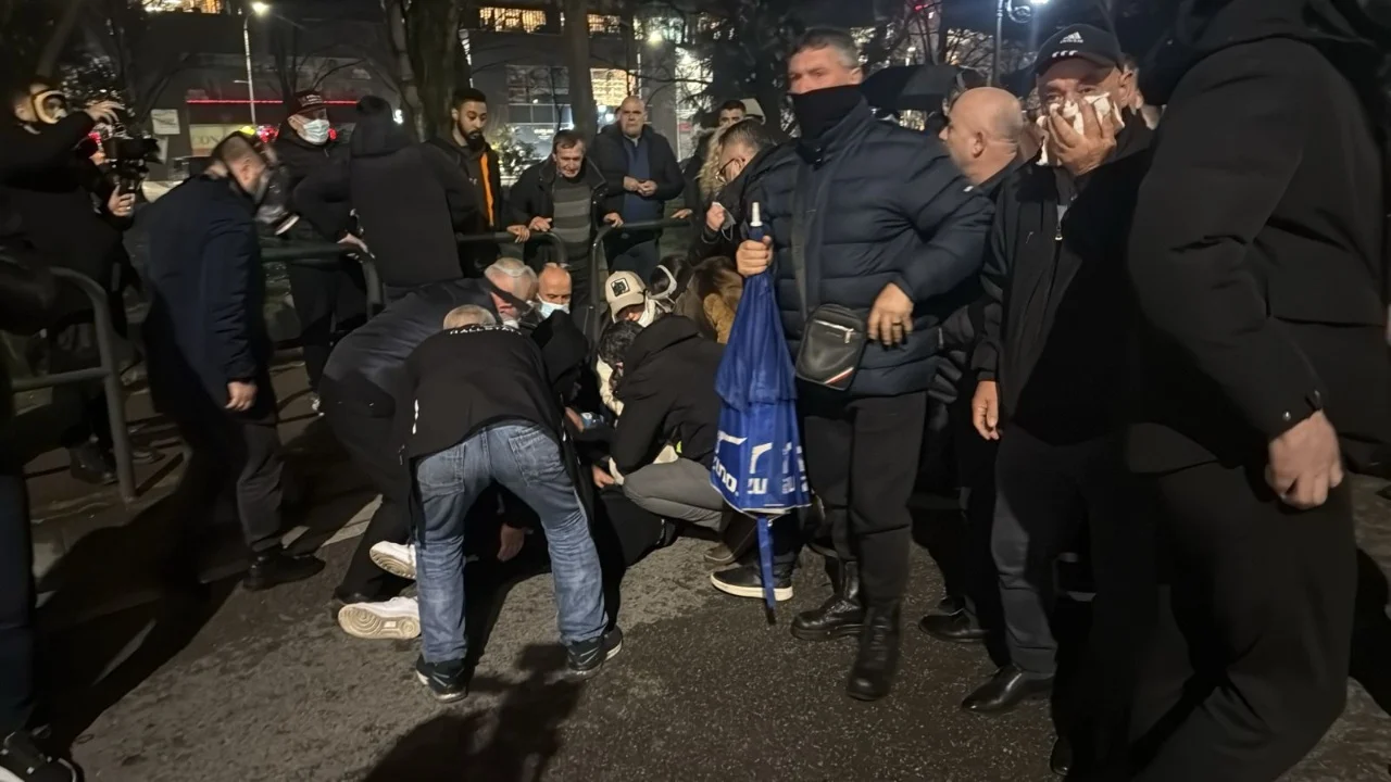 Tubimi i PD së përpara Parlamentit  Lëndohet një protestues  transportohet për në spital  VIDEO 