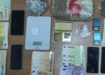 Tre shqiptarë e dy grekë arrestohen për tregti kokaine në Rodos, iu sekuestruan edhe mbi 300 mijë euro