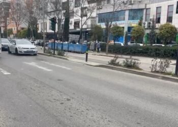 Detaje nga aksidenti që i mori jetën 7-vjeçarit: Fëmija ishte duke lypur, i ranë ca monedha në rrugë…