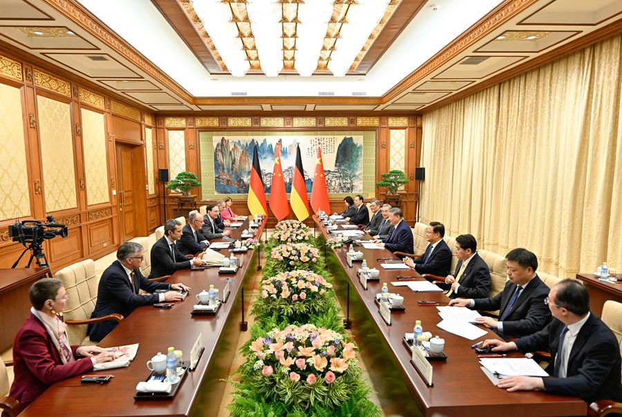 Presidenti kinez Xi Jinping takon kancelarin gjerman Friedrich Merz në Pekin