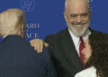Momente pikante nga Bordi i Paqes/ Rama dhe Trump bisedë miqësore me njëri-tjetrin, buzëqeshje dhe shtrëngime duarsh