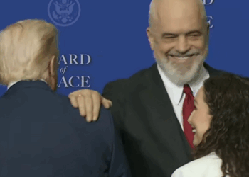 Momente pikante nga Bordi i Paqes/ Rama dhe Trump bisedë miqësore me njëri-tjetrin, buzëqeshje dhe shtrëngime duarsh