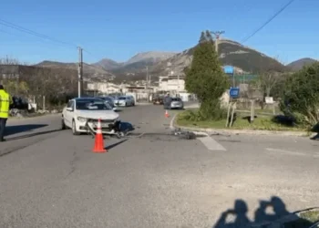 U përplas nga një makinë në Lezhë, plagoset drejtuesi i motomjetit