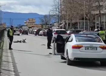 Aksident në Vlorë, “Audi” përplas një person që po lëvizte me biçikletë