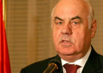 Ish-presidenti Alfred Moisiu dërgohet me urgjencë në QSUT me probleme të frymëmarrjes, mjekët japin detaje