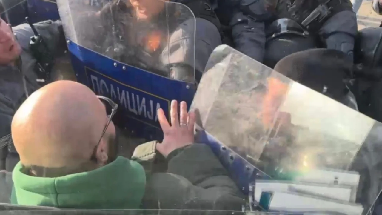 Thirrje raciste ndaj shqiptarëve në ndeshjen Vardari Bashkimi  përplasjet vazhduan jashtë fushës me policinë