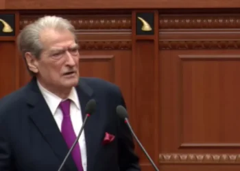 “Ju jeni e keqja banale”, Berisha-mazhorancës: E keni të shkruar në ballë…