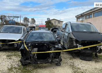 Çmontonin dhe shisnin pjesë makinash të kontrabanduara nga Britania, arrestohet 1 person, në kërkim bashkëpunëtori