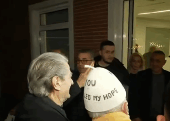 Opozita, protestë-marshim nëpër Tiranë! Berisha pritet nga militantët në selinë blu