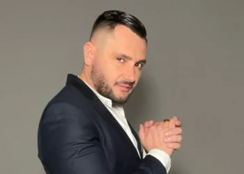 “Ejona të dua!”, Bes Kallaku i bën dedikim partneres në koncert: Më në fund dikush më solli buzëqeshjen