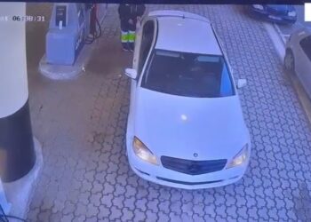 Furnizoi “Benzi-n” me naftë dhe u largua me shpejtësi pa paguar duke rrezikuar punonjësin, pranga të riut në Bulqizë