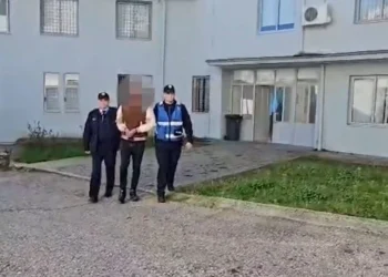 Sekuestrohen armë zjarri dhe drogë, arrestohet 33-vjeçari në Përmet, me precedentë të mëparshëm penalë