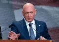 “Fitore” për fjalën e lire, gjykatësi Federal bllokon Pentagonin të ndëshkojë Senatorin Mark Kelly
