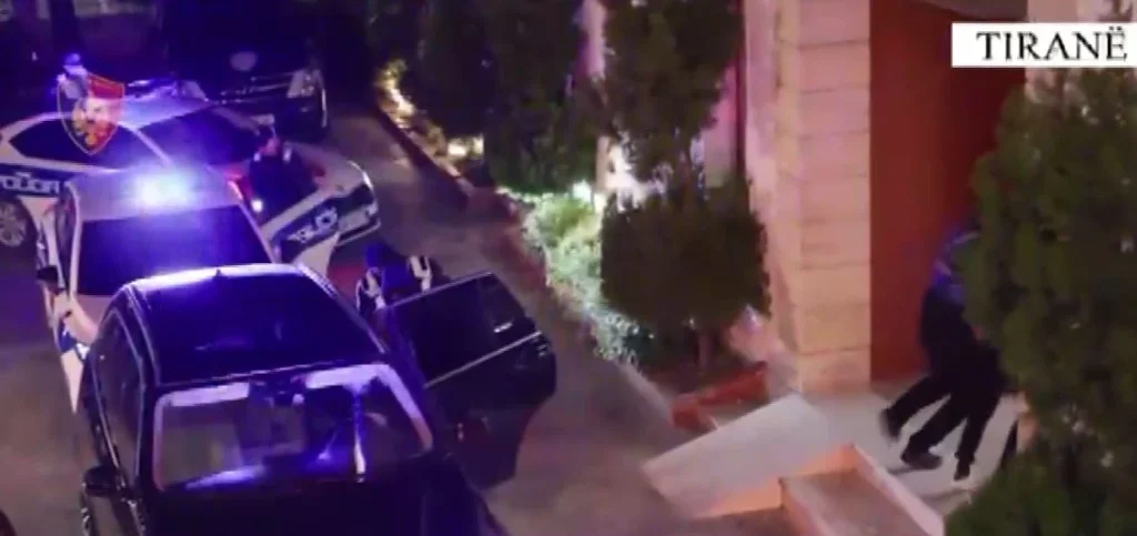 U kapën me kallashnikov e pistoleta, Gjykata lë në burg 4 të arrestuarit për trafik armësh që i reklamonin online