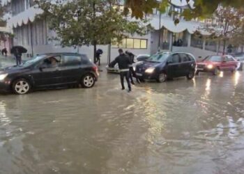Reshjet paralizojnë rrugët e Durrësit, ndalohet lundrimi i anijeve të peshkimit