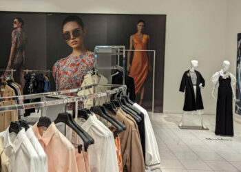 Nga emigrimi te inflacioni, pse shqiptarët po blejnë më pak rroba e këpucë