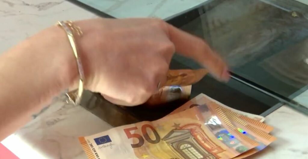 Euro arrin minimum të ri historik në 96 35 lekë