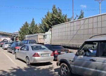 Bllokimi i aksit “Librazhd-Prrenjas” sjell fluks në pikën doganore të Bllatës