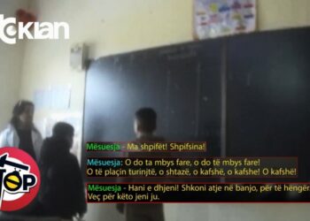 “Ta plas kokën, veç hani e dh*ni, kafshë, idiote”, mësuesja dhunon dhe fyen nxënësit në klasë