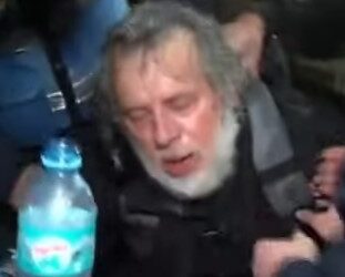 Gazetari i huaj plagoset gjatë protestës së opozitës para Parlamentit! I vijnë në ndihmë forcat e policisë