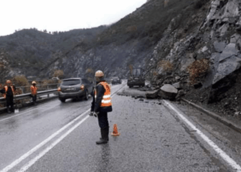 Reshje dhe probleme në rrugë, mot i paqëndrueshëm. Java nis me shi, por si parashikohen temperaturat