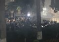 Protestuesit rikthehen me molotovë përpara Kuvendit, policia tenton t’i shpërndajë me ujë e gaz lotsjellës