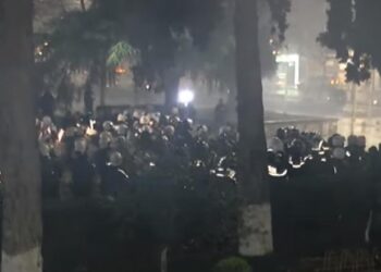 Protestuesit rikthehen me molotovë përpara Kuvendit, policia tenton t’i shpërndajë me ujë e gaz lotsjellës