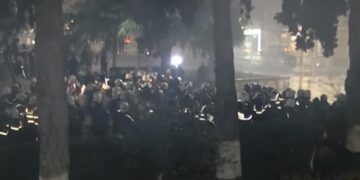 Protestuesit rikthehen me molotovë përpara Kuvendit, policia tenton t’i shpërndajë me ujë e gaz lotsjellës