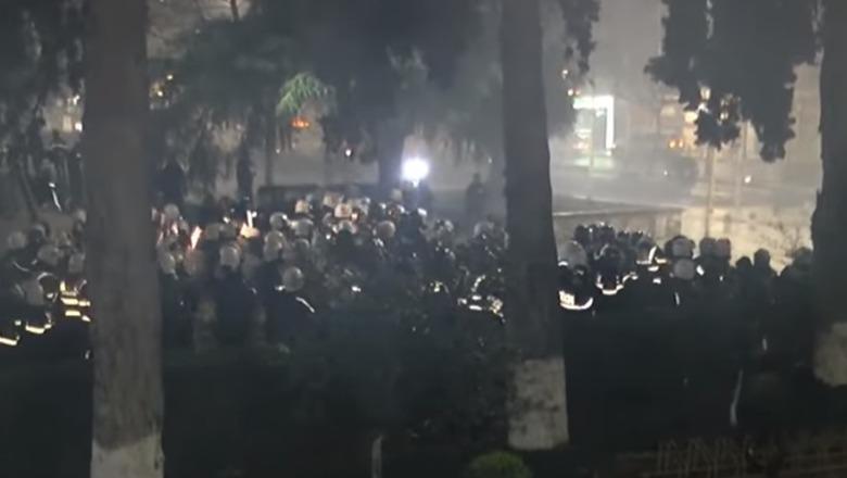 Protestuesit rikthehen me molotovë përpara Kuvendit  policia tenton t i shpërndajë me ujë e gaz lotsjellës