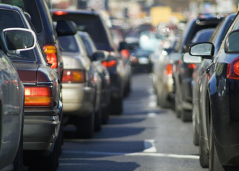 Paradoksi shqiptar: Më pak popullsi, më shumë trafik…