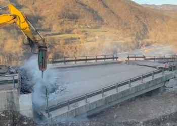 Korça pa rezervime, furgonët rrisin biletat deri në 40%: Efekti i bllokimit të rrugës