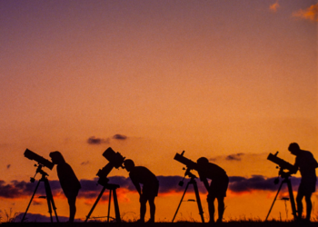 Një fenomen i rrallë astronomik do jetë i dukshëm këtë fundjavë, gjashtë planete rreshtohen në qiell