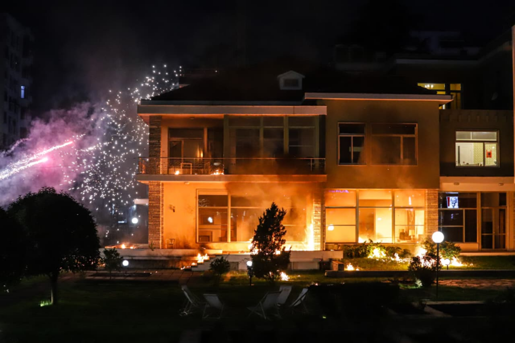  Brenda Vilës 31 ndoheshin 12 artistë   Gonxhja për sulmin e PD  Përgjegjësit do ndiqen penalisht