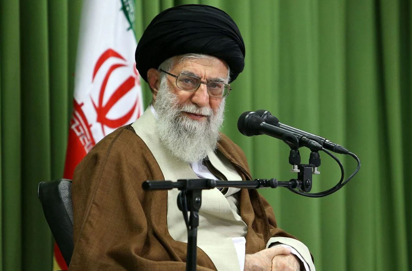 Mediat ndërkombëtare  Ali Khamenei është vrarë  trupi i tij u gjet nën rrënoja 