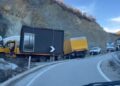 Ishte caktuar si rrugë alternative, 2 kamionë paralizojnë përsëri trafikun në Lozhan-Moglicë-Gramsh