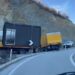Ishte caktuar si rrugë alternative, 2 kamionë paralizojnë përsëri trafikun në Lozhan-Moglicë-Gramsh