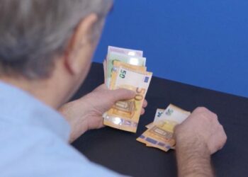 Dobësimi i euros e dollarit goditi kursimet e shqiptarëve/ Në qershor depozitat në banka arritën në 14.8 mld €